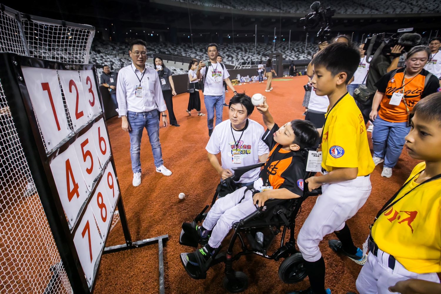 林威助踏上臺北大巨蛋-擔任遠雄公益大使陪伴身障孩童打棒球(標題圖檔)